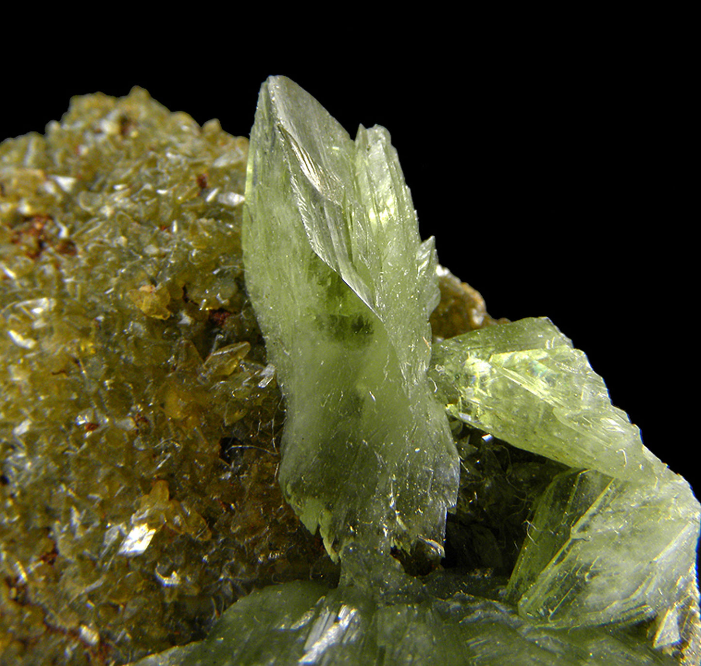 Ludlamite with Siderite on Pyrite