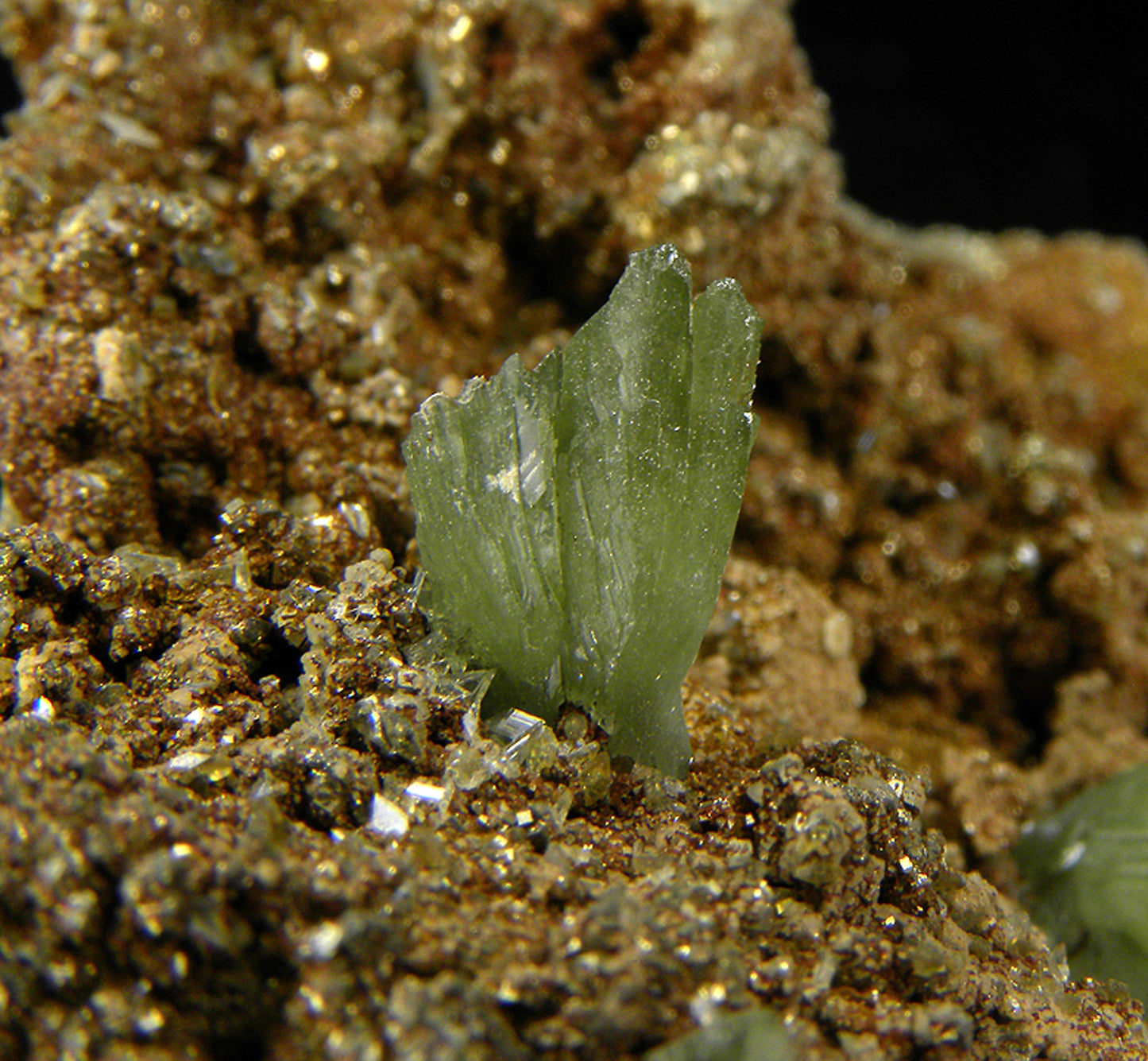 Ludlamite on Limonite and Pyrite