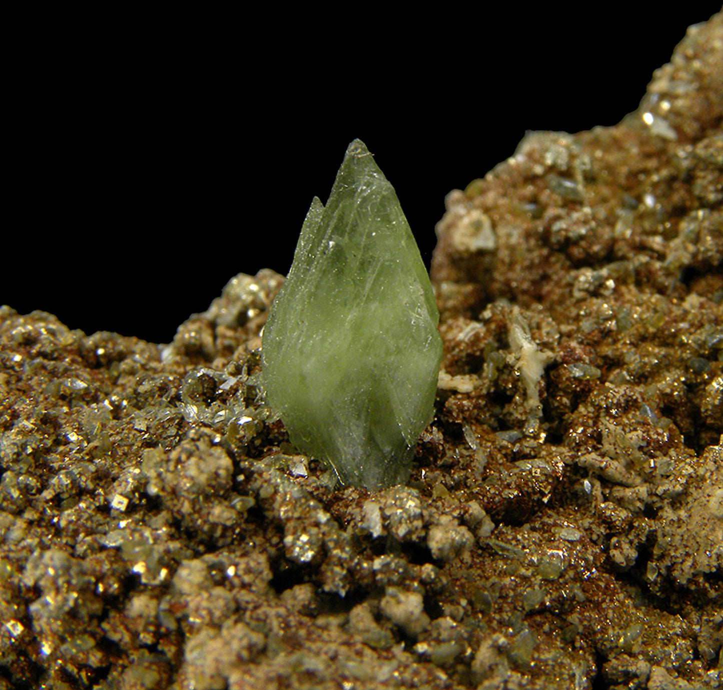 Ludlamite on Limonite and Pyrite