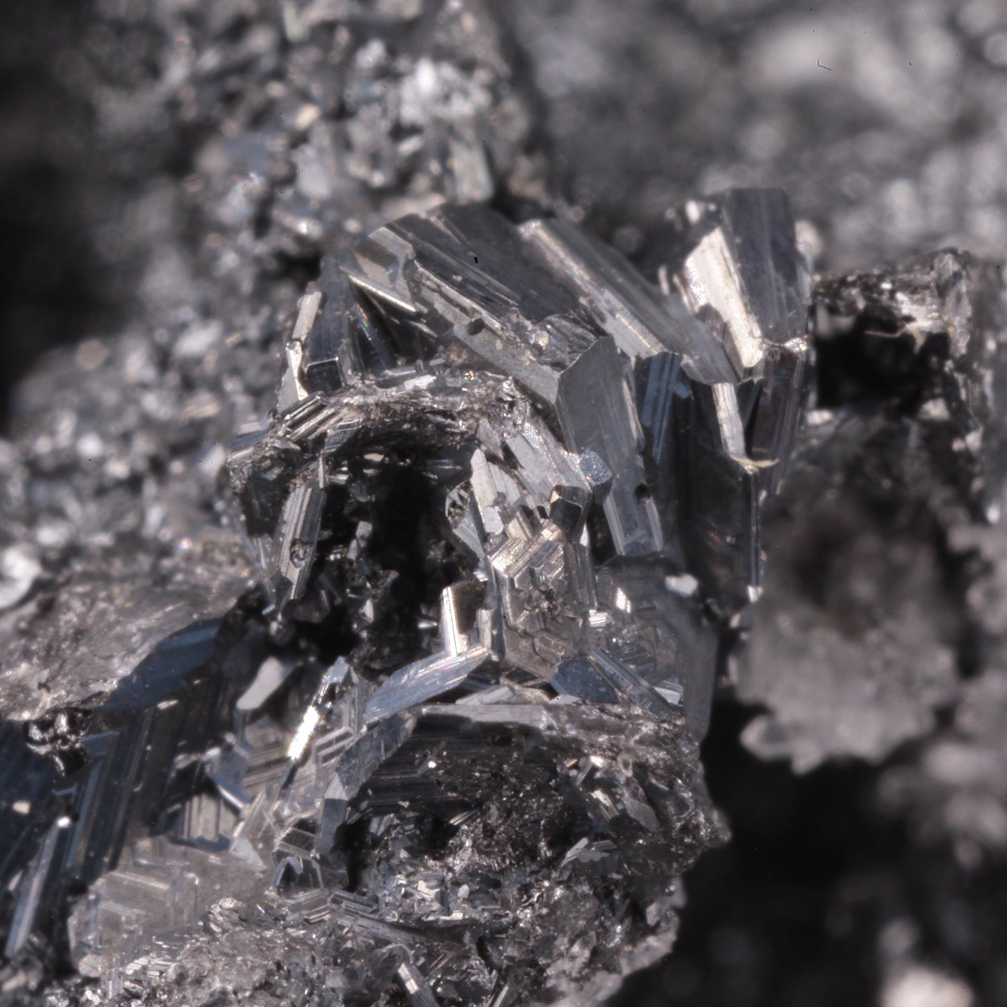 Polybasite
(pseudomorph after Acanthite)