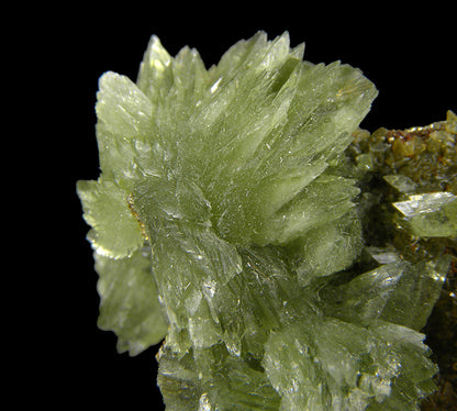 Ludlamite with Siderite on Pyrite
