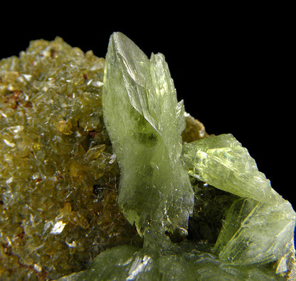Ludlamite with Siderite on Pyrite